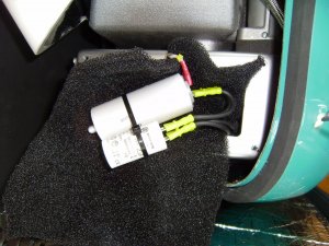 De twee condensatoren van de generator. De kleine kon eraf en daarna waren er geen problemen meer