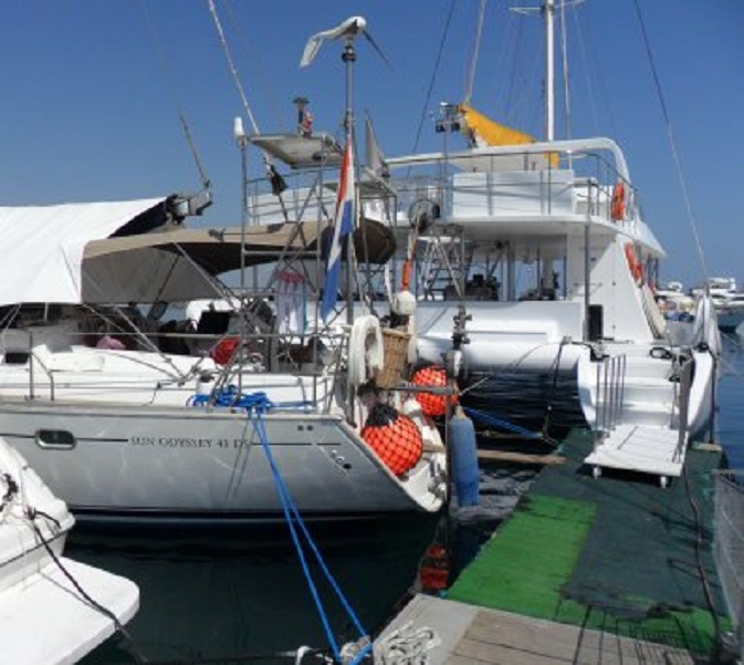 Het eind van onze steiger. Links Dulce. Vooruit de toeristencatamaran