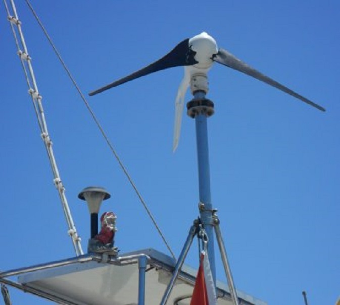 Op de oversteek uit Egypte verloor ons windmolentje een van zijn wieken. Linksonder de bakboord-tuinkabouterzonnelamp uit Malta