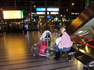 Avis laat ons op Schiphol in de steek. De afgesproken huurauto is er niet.