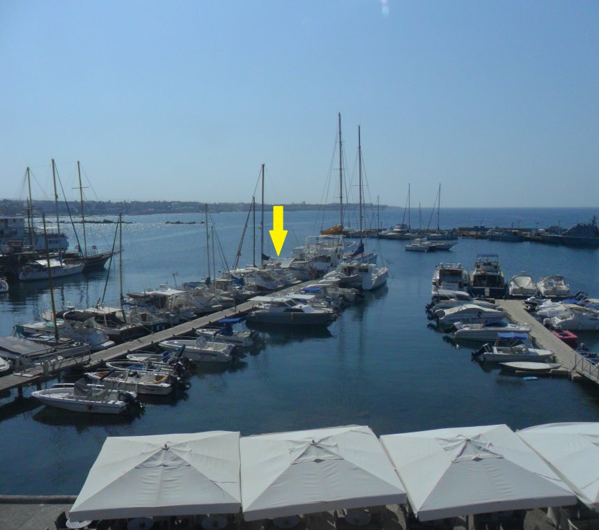 Haventje van Paphos. Bij de gele pijl ligt