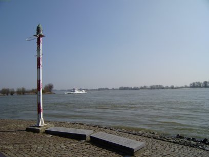 Het baken op de punt van Buiten de Waterpoort. Rechts ervan op de grond de platte stenen met het gedicht van Ida Gerhardt. De Gorcumse watertaxi vaart juist voorbij