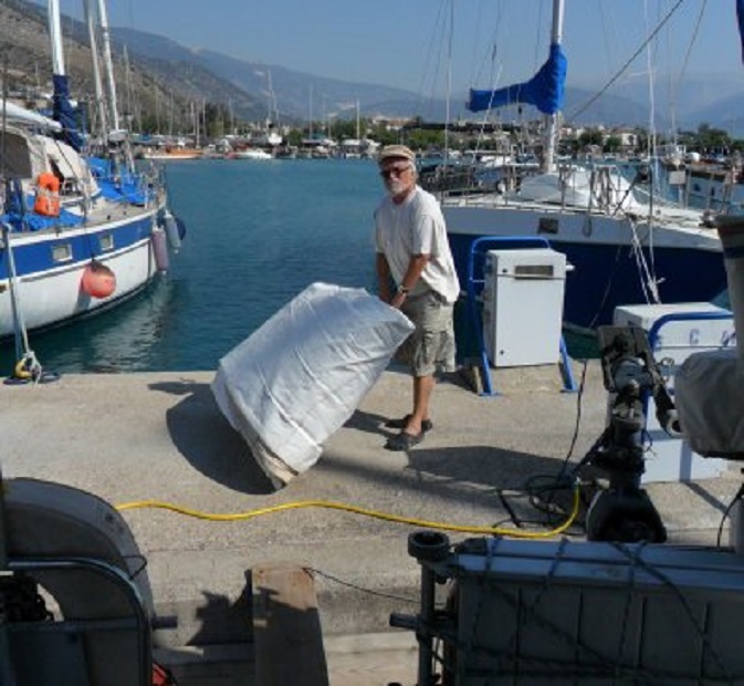 Ik breng de genua op het steekkarretje naar de zeilmaker