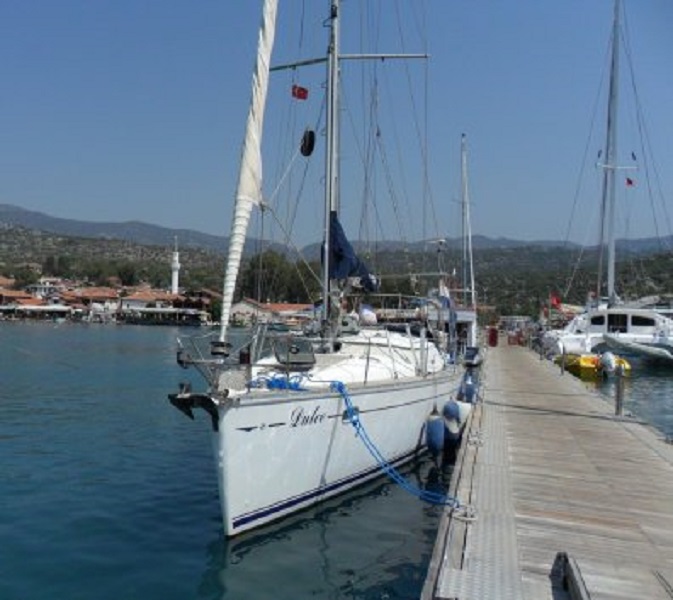 Voor het oplossen van de olielekkage mogen we even aanleggen in het haventje van Üçağiz