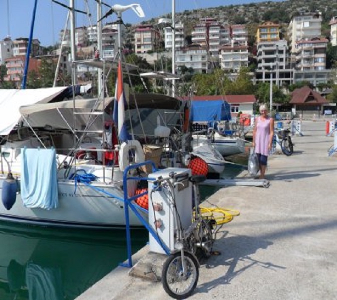 Ans bij de boot, terug met de boodschappen