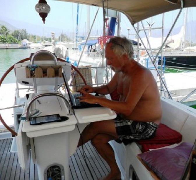 Finike. In de kuip werk ik aan mijn boek