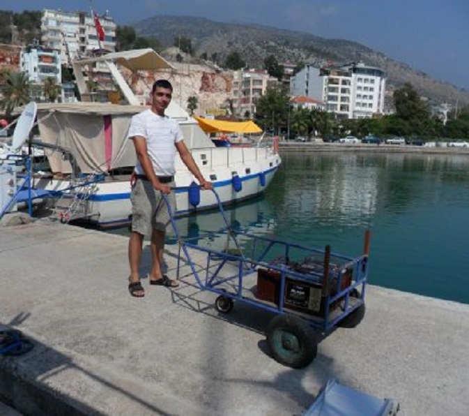 De jongen van de werf brengt vier nieuwe accu's