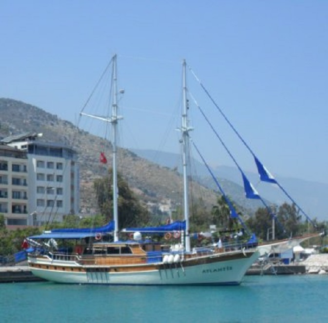 De gulet 'Atlantis' die achter ons ligt afgemeerd