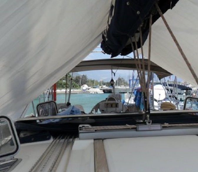 Vanuit het middelste kajuitluik naar achteren kijkend