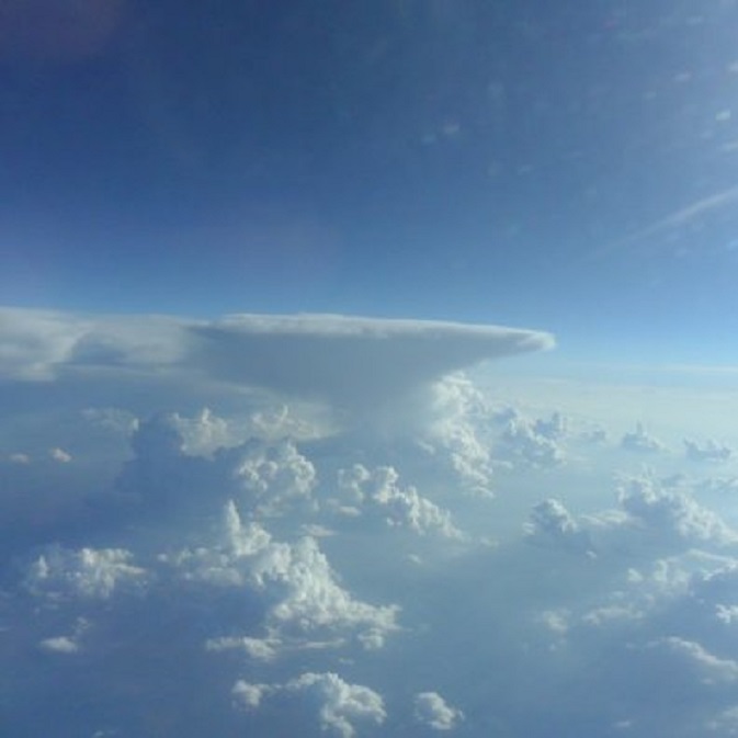 Onderweg boven de Balkan een aambeeldvormige cumulonimbus, een onweerswolk