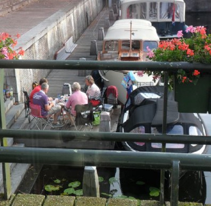 Bootjesmensen aan het ontbijt op zondagmorgen