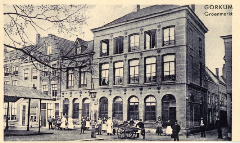 Het voormalige postkantoor op Groenmarkt 12. Gebouwd in 1886. Nu sinds kort een sfeervol Grand Café. Rechts de Tinnegietersteeg.