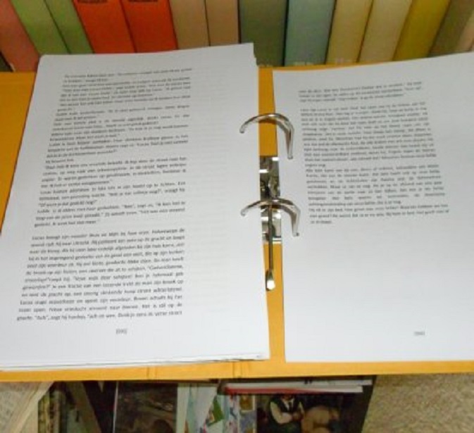 Het manuscript. Rechts de laatste bladzijde tekst. Bladzijde 592. De rest bestaat uit bijlagen.