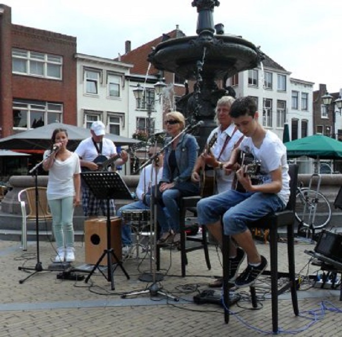 Het bandje op de Grote Markt, met v.ln.r. Nikita, Teus, Jeffrey, Barbara, haar vader en Jordin