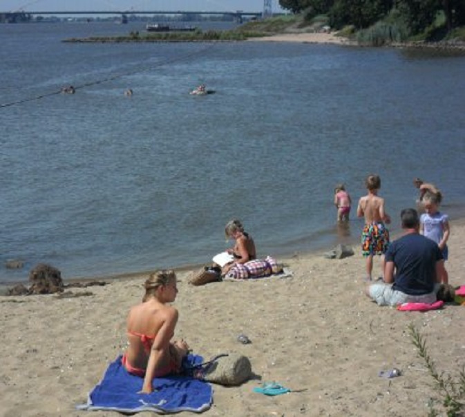 Het strandje aan de Merwede van Buiten de Waterpoort. In de verte de verkeersbrug van de A27