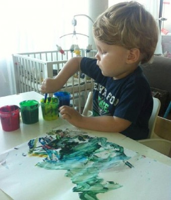 Kleinzoon Thijs schildert een poes