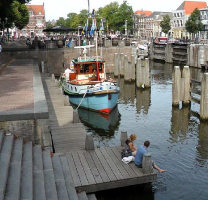Warme dag in de haven. Mooi sleepbootje, tachtig jaar oud