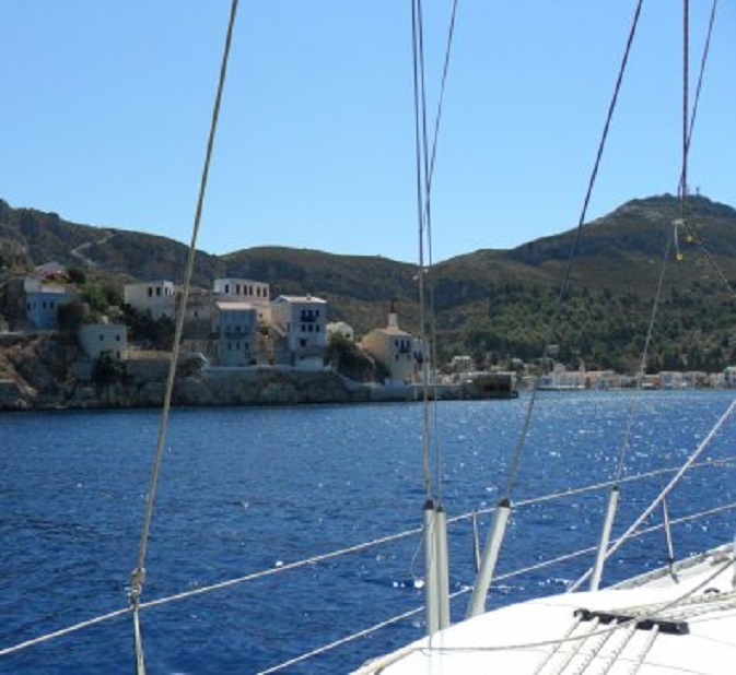 Aanloop van Kastellorizo. Let op het oude moskeetje met minaret. Bewijs dat hier vroeger ook moslims woonden