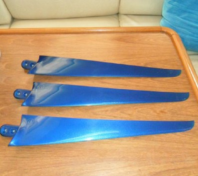 De nieuwe propellorbladen voor de windgenerator zijn van koolstofvezel gemaakt