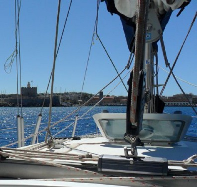 Invaart van de Mandraki-haven op Rhodos. Links het bastion