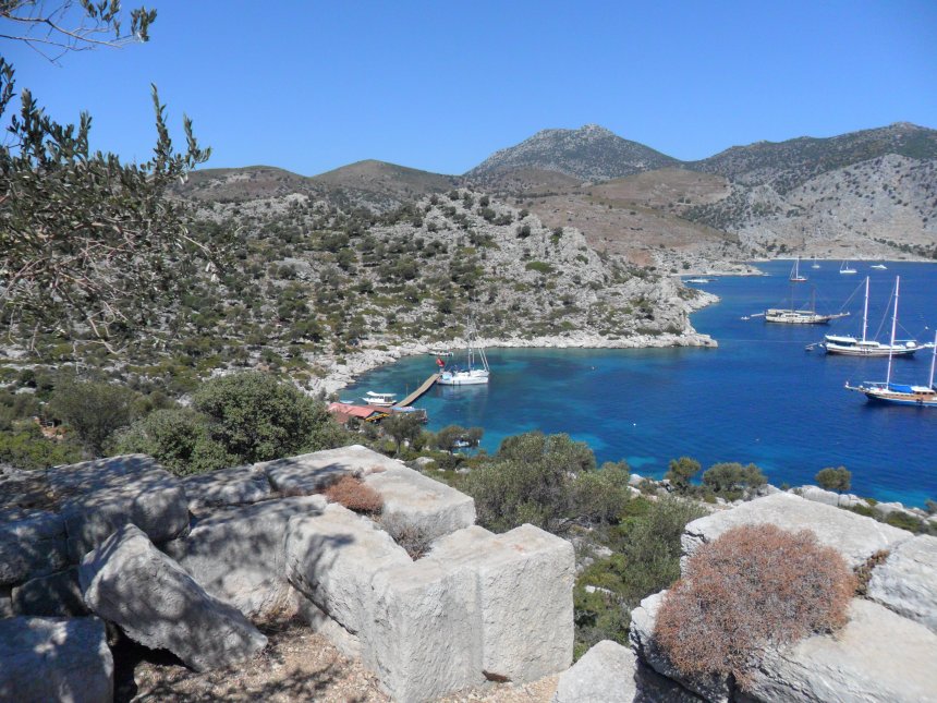 Dulce aan de steiger van restaurant 'Ali Baba' in de baai van Bozuk Bükü.