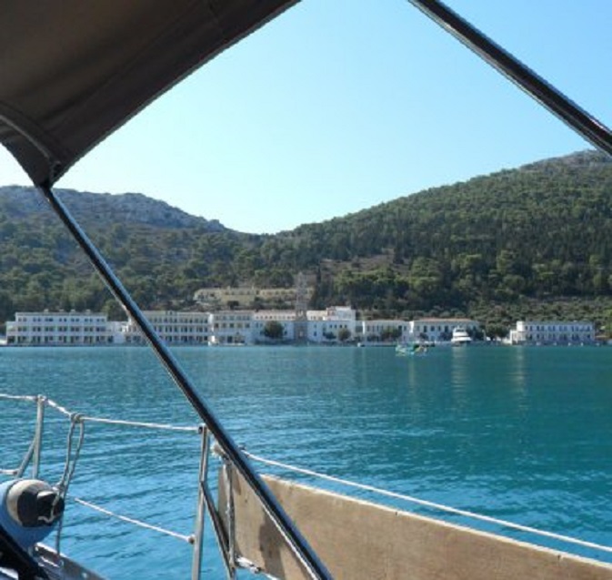 Het klooster van Panormitis in de gelijknamige baai op Sími.