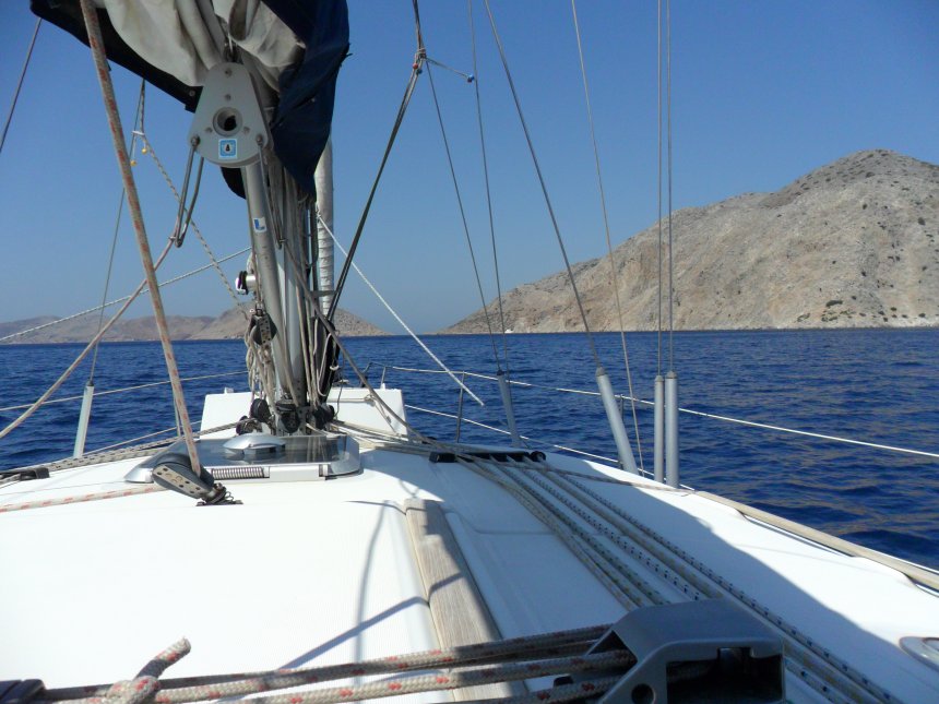 Voor ons de smalle doorvaart tussen de Griekse eilanden Sími en Nimos