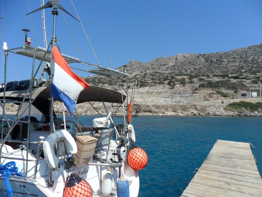 Knidos. Rechts van onze boot zie je een van de antieke theaters