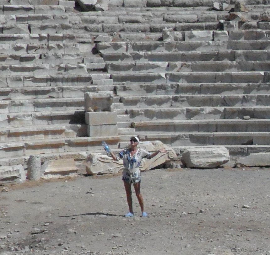 Knidos. Ans treedt op voor een lege zaal.