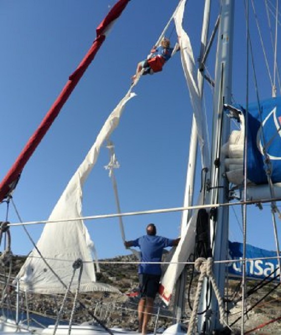 Aan flarden gescheurde genua van een Sunsail-boot. Ook de buurman heeft scheuren.