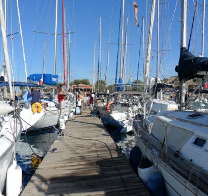 Knidos. De steiger vol met flottieljeboten en huurjachten. Vergelijk deze foto met die van gisteren