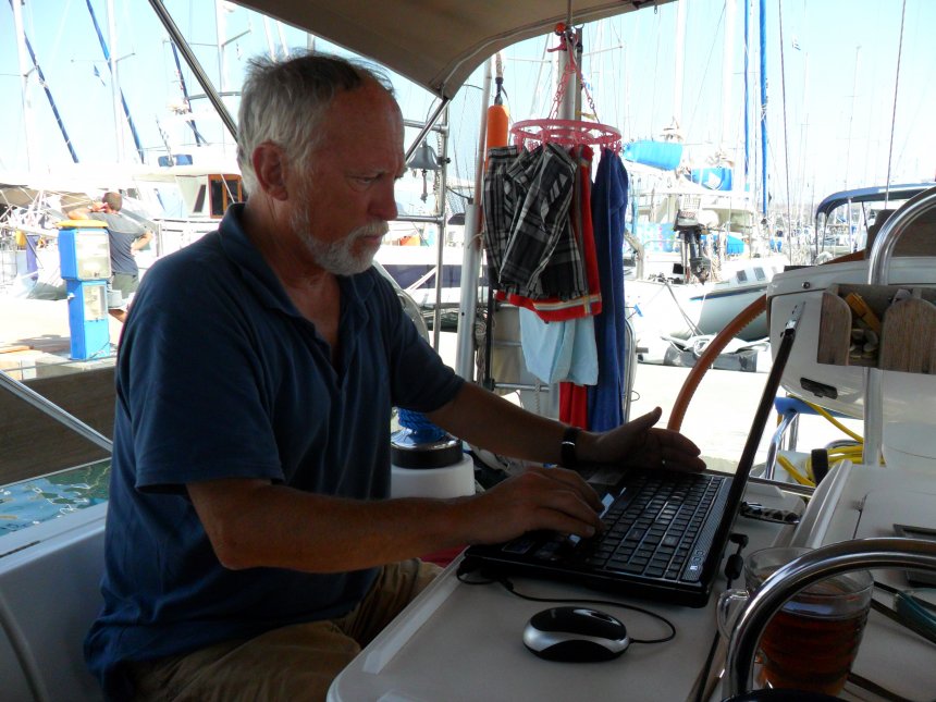 Kós. Bezig met de correctie van mijn manuscript. Naast me hangt de was te drogen