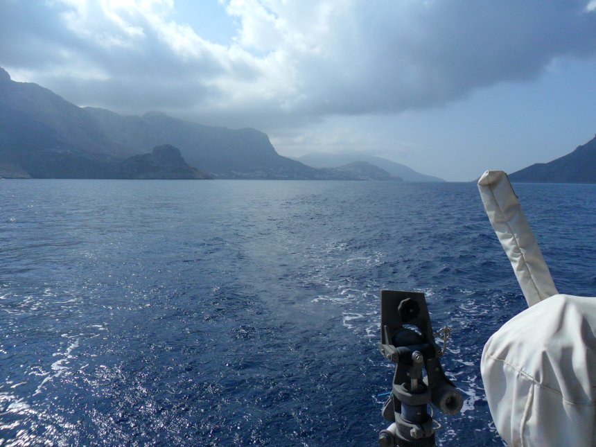 De smalle zeestraat aan de westkust van Kalimnos, tussen wat eilandjes en het eiland zelf