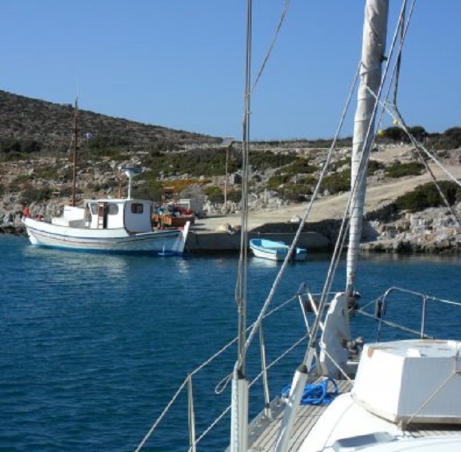 Levitha. Geankerd voor de steiger van de familie Kambassos. Vanaf daar is het een kwartier lopen naar hun boerderij