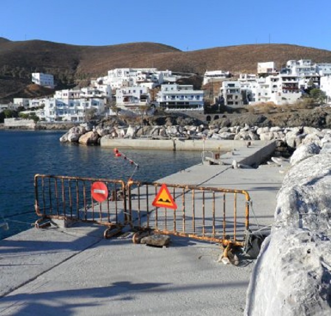 De door een storm kapotgeslagen kade van Astipalaia. Walstroomkastjes, water, verlichting zijn allemaal weggeslagen