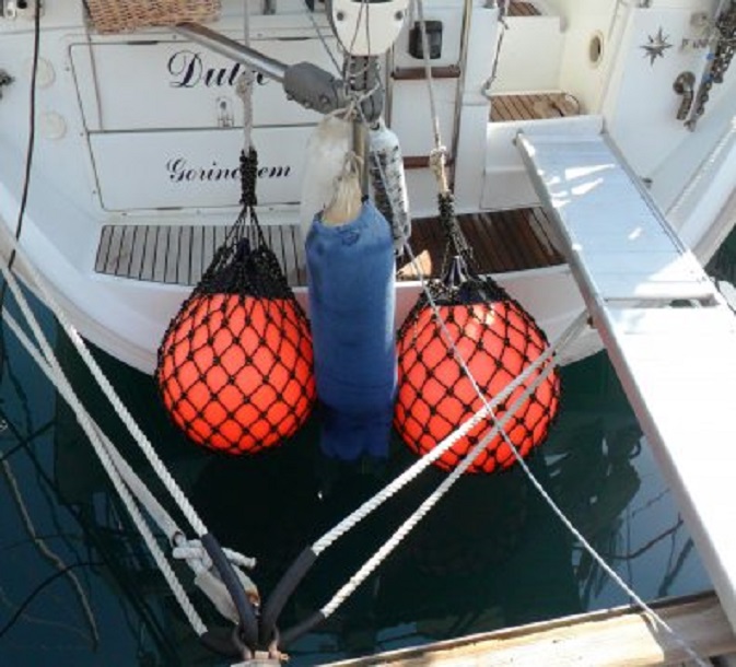 De Egyptische stootwillen ter weerszijden van de windvaanstuurautomaat met zijn eigen (blauwe) stootwil. Het ensemble doet ergens aan denken