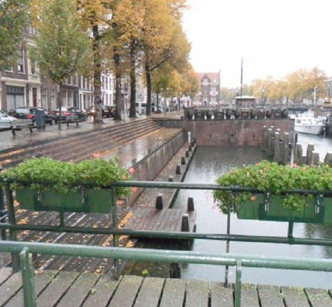 Uit het slaapkamerraam: drenzende miezerregen