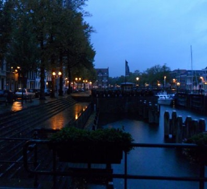 Opvallend hoelang het donker blijft. Het is hier half acht.