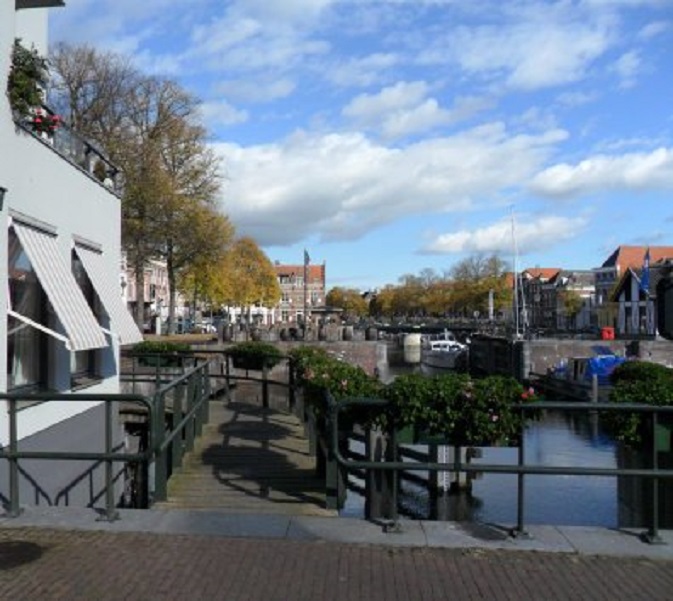 Zonnige herfstdag op de sluis. We hebben de zonneschermen uitstaan