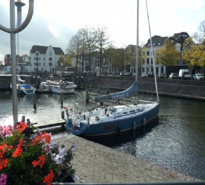 Dufour 40 'Performance'in de Lingehaven. Op de achtergrond ons huis