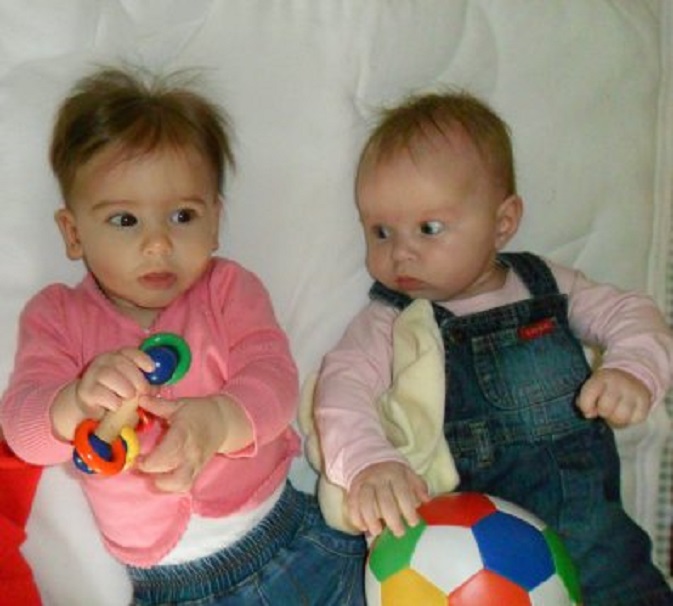 Vajèn (l) en Lisa samen in de box