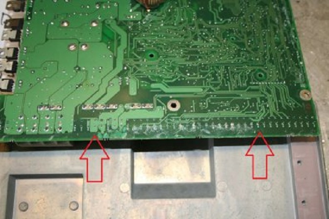 De printplaat van onze koerscomputer. Je ziet corrosie in het gebied tussen de twee pijlen