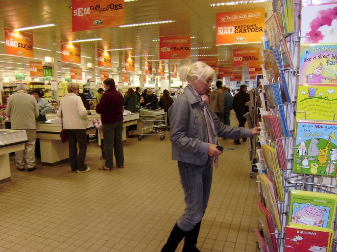 Terug aan boord in de marina van Lagos. We halen een kar vol boodschappen bij de Pingo Doce supermarkt, voorbij de jachthaven.