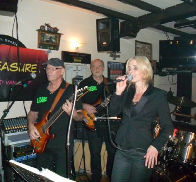 Ans' dochter Barbara als zangeres van de band Pleasure in Café 't Hoekje