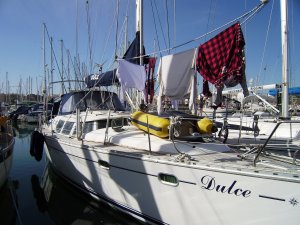 Op het voordek droogt de was