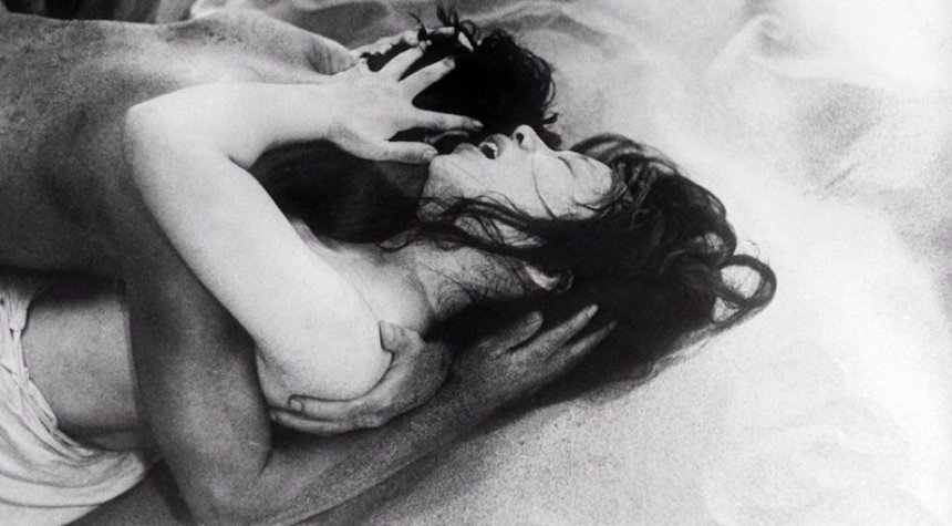 Suna no onna: de vrouw en de man zijn tot elkaar en tot het leven op de bodem van een kuil in het zand veroordeeld