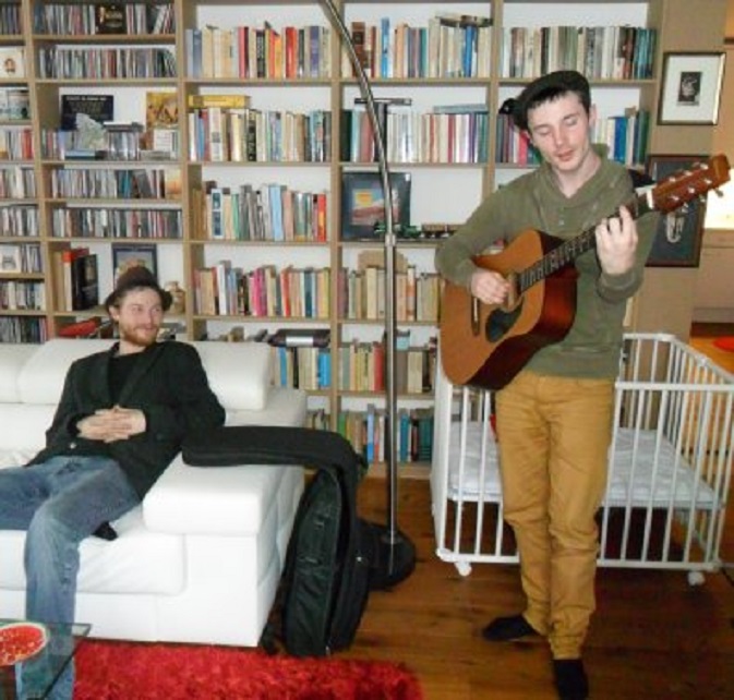 Mijn zonen Bas en Rommert (met gitaar) op bezoek. (De box van baby Vajèn hadden we nog niet opgeruimd)