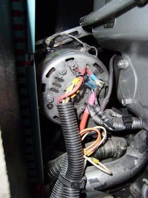 Achterkant van de dynamo met de vraag: waar gaat het rode draadje bovenaan heen?