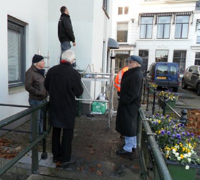 Bestuursleden van de Poëzieroute bij onze muur, waarop nog steeds geen gedicht prijkt. Vlnr. Rijk, Bert van 't Land en ik