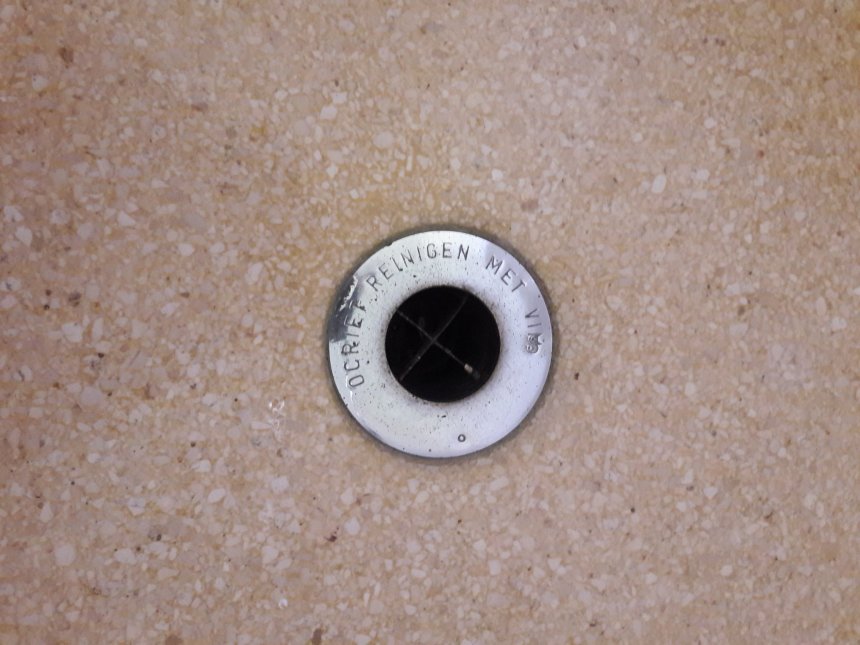 De afvoer van een ocriet lavet.